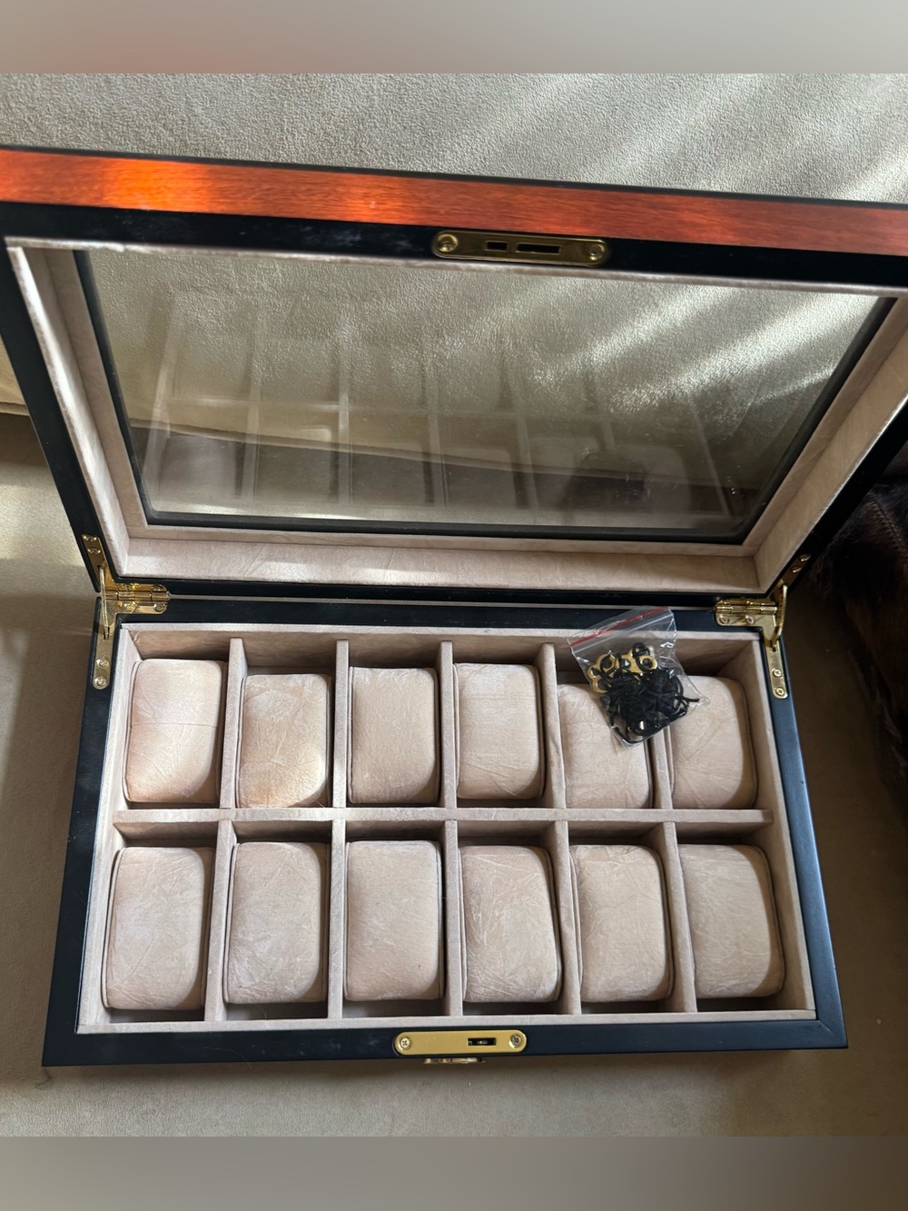 Wood locking 12 watch storage box - Picture 2 of 5